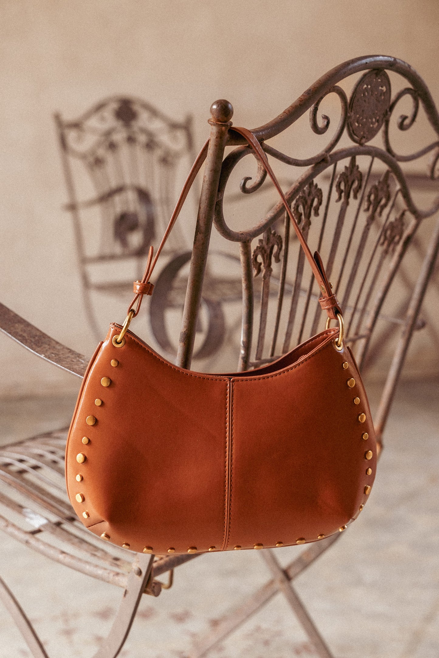 Bolso tostado con tachuelas | Diseño único