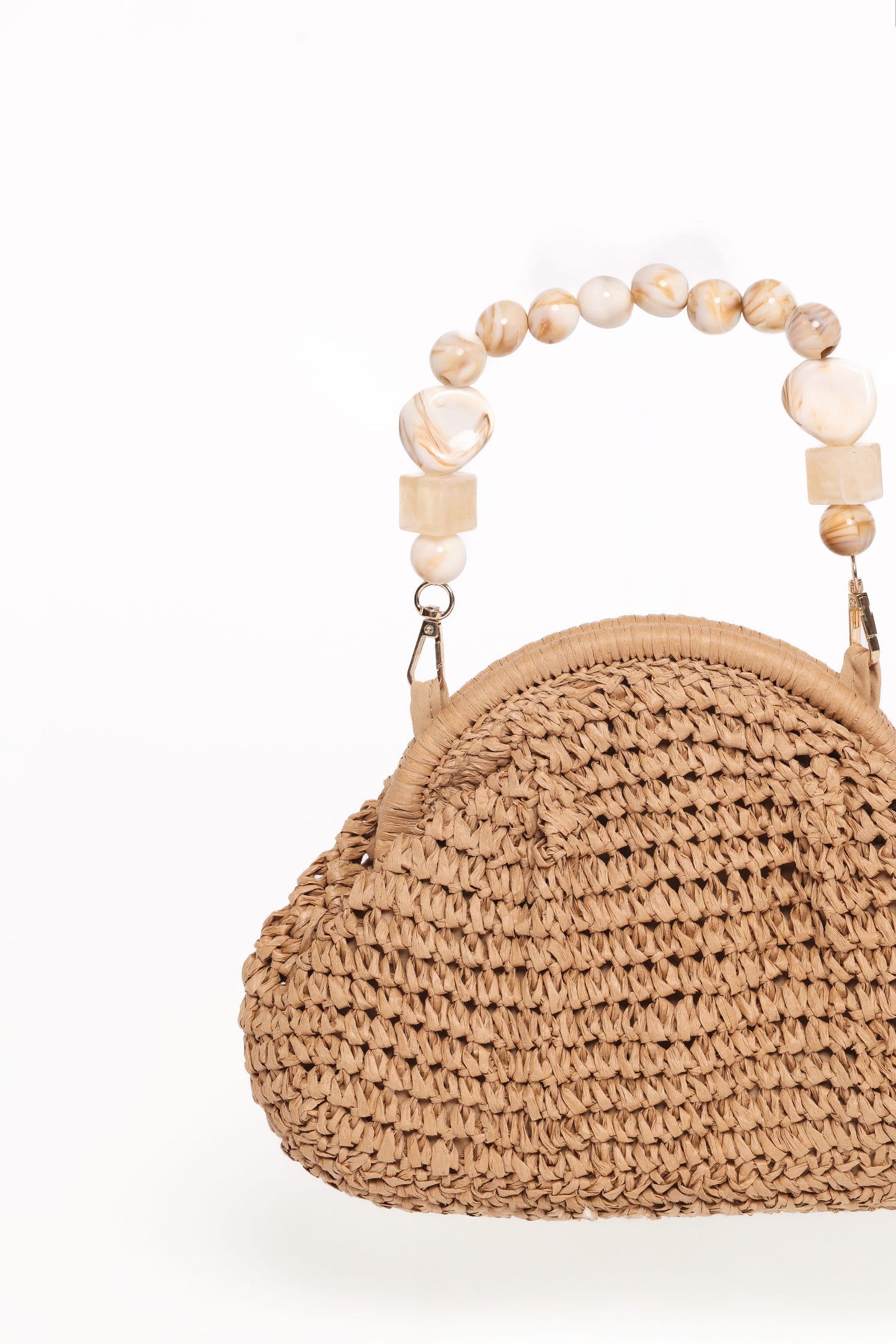 Bolso trenzado color tostado con correa de abalorios