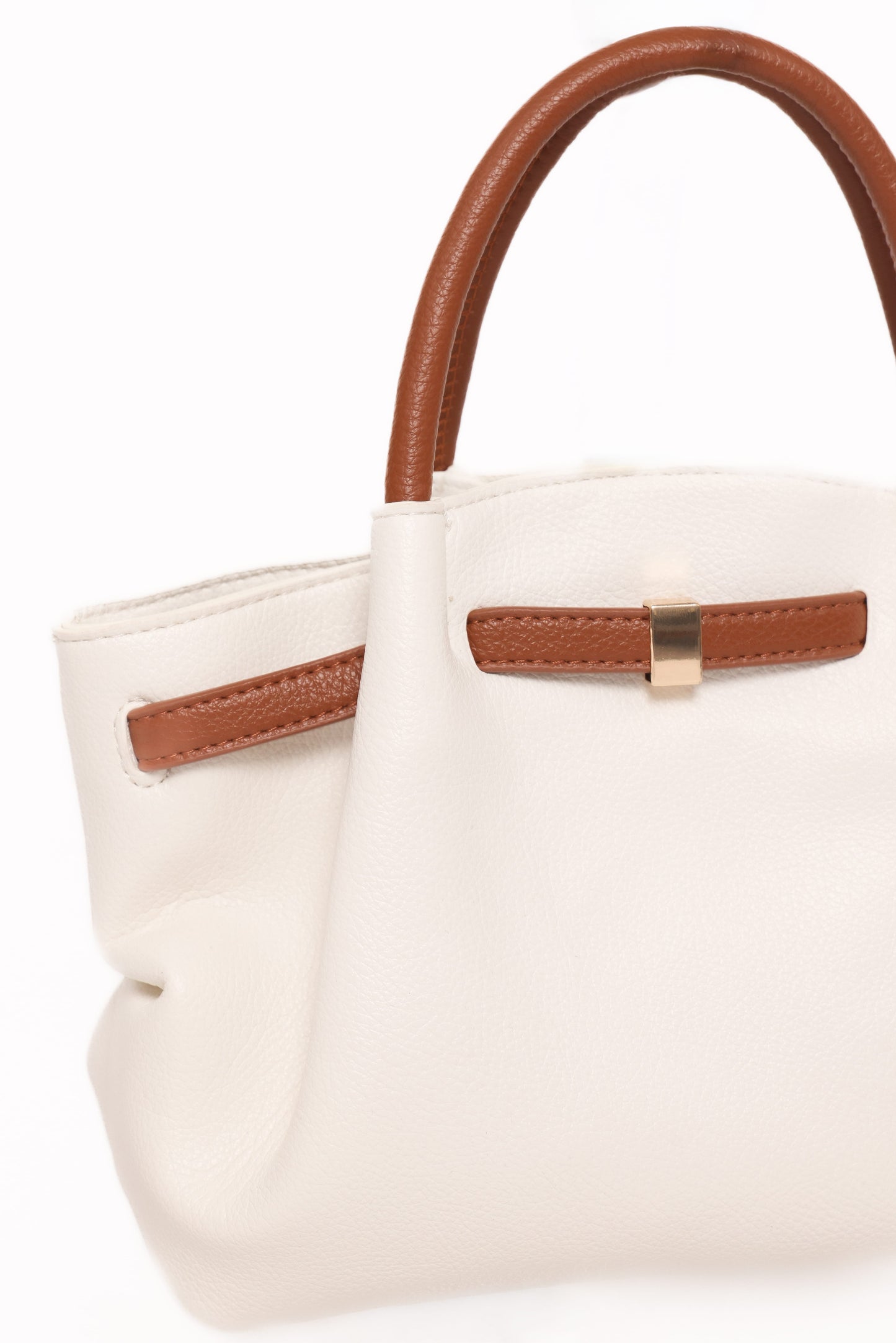 Bolso rectangular blanco y marrón con correa extraíble