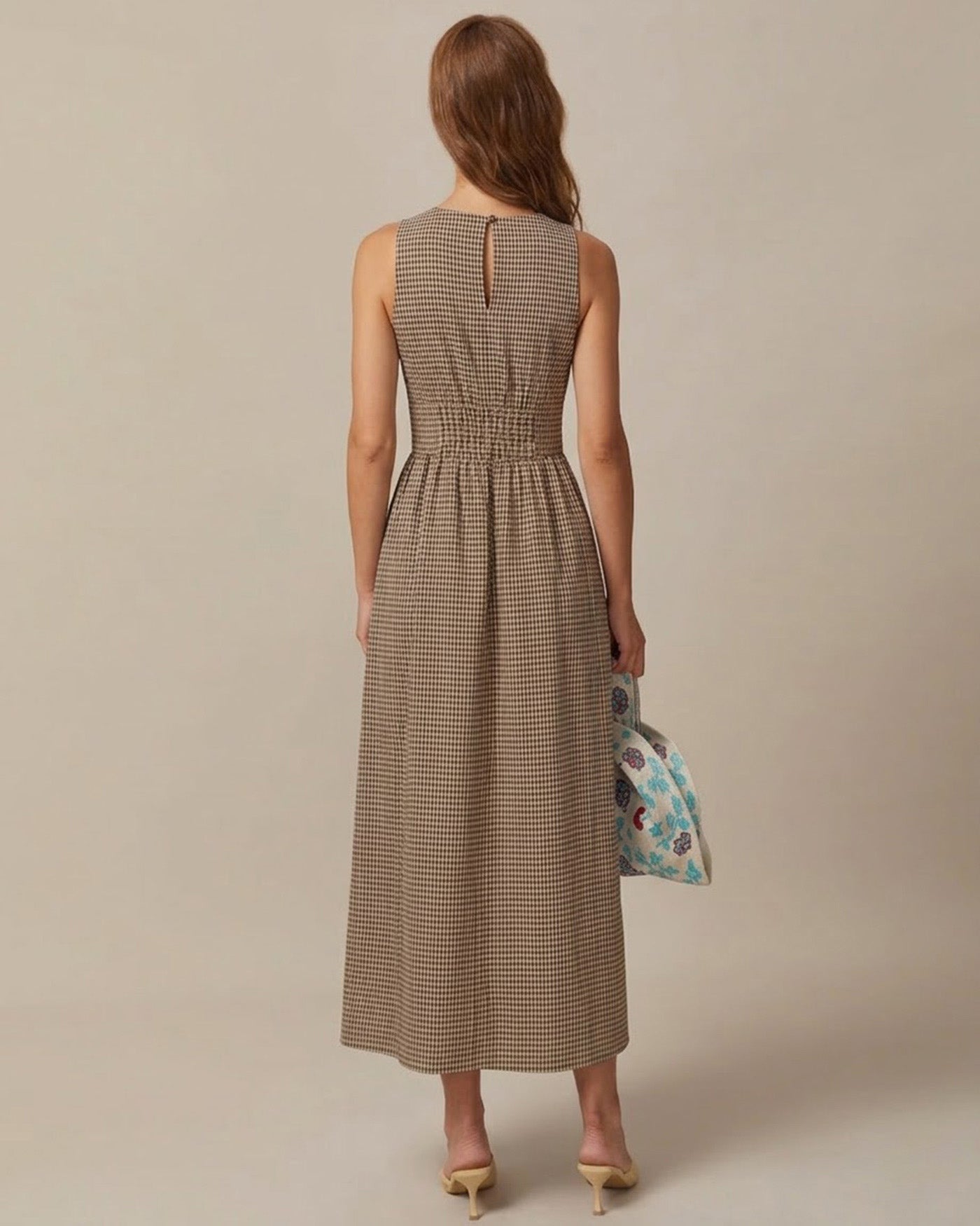 Vestido maxi cuadros marrón escote V | Estampado atemporal