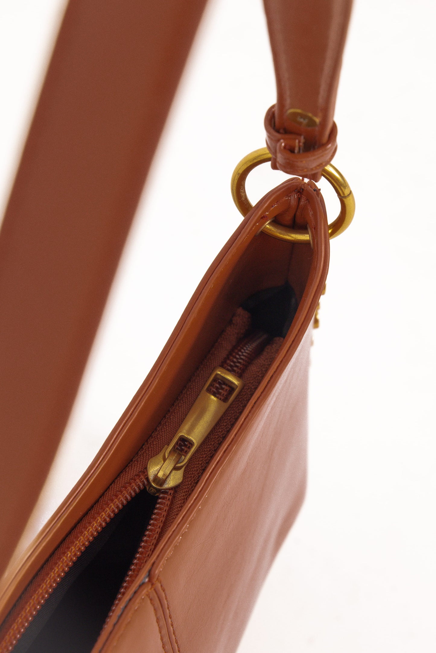 Bolso tostado con tachuelas | Diseño único