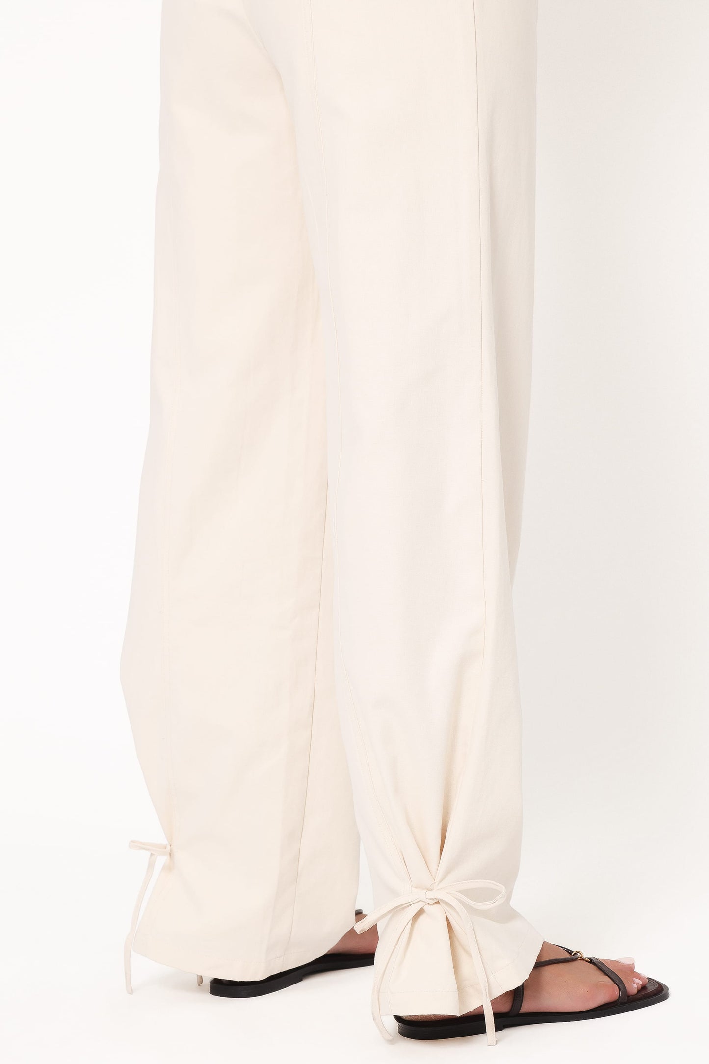 Pantalón pitillo con lazada crema | Elegancia diaria