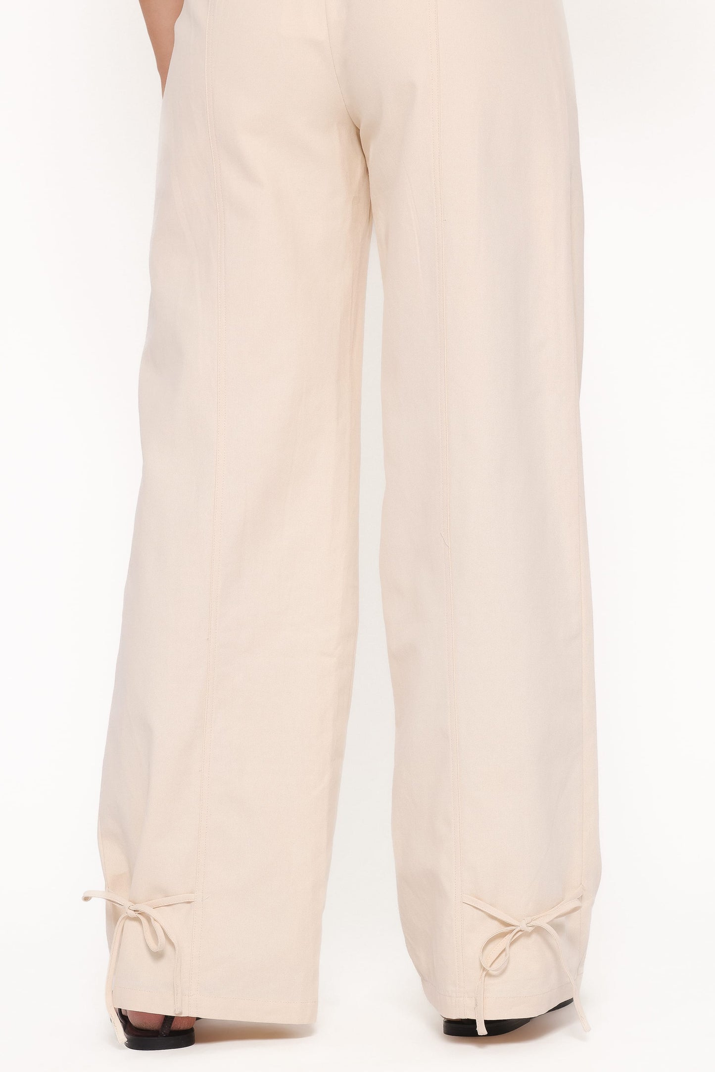 Pantalón pitillo con lazada crema | Elegancia diaria
