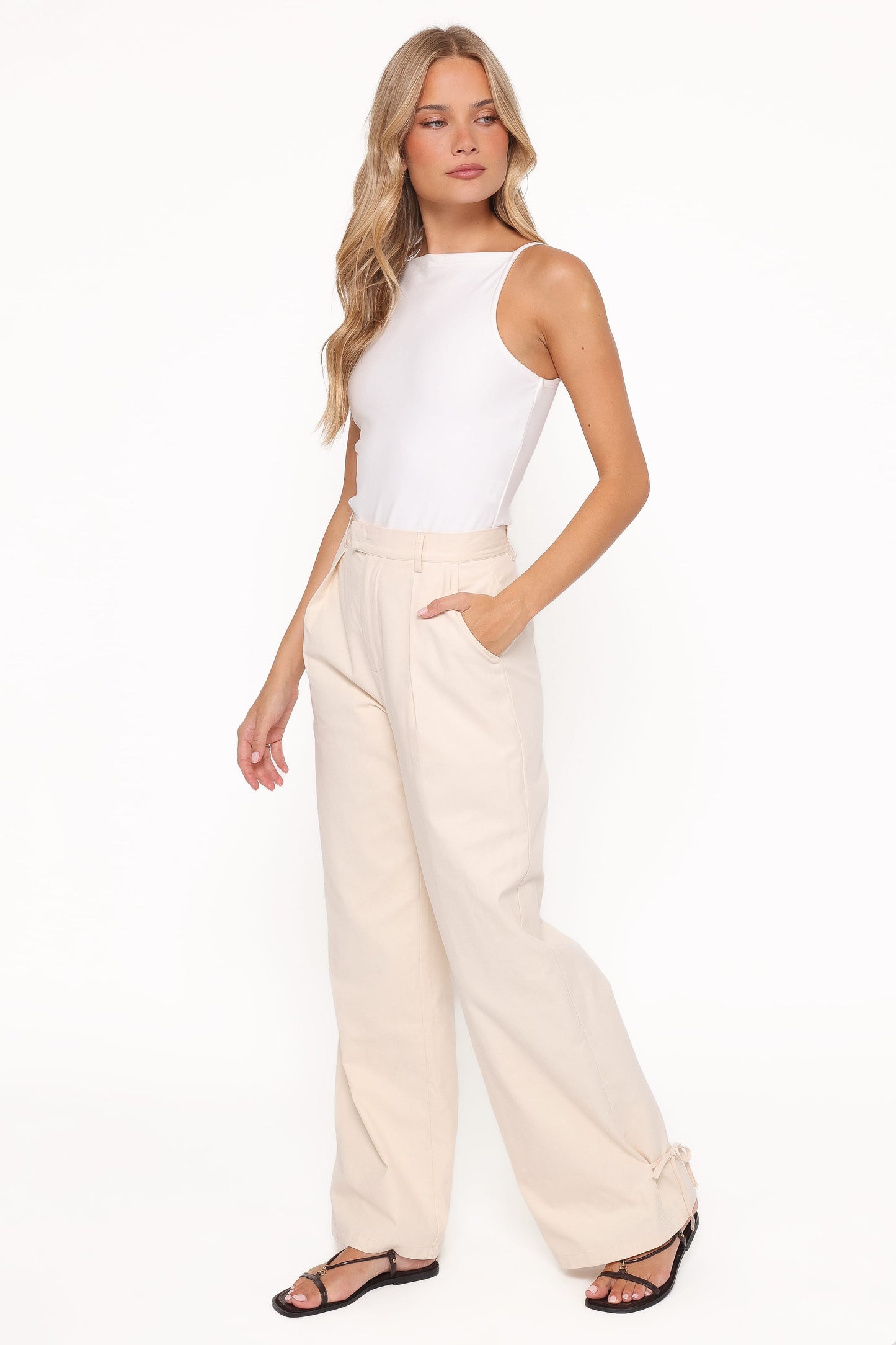 Pantalón pitillo con lazada crema | Elegancia diaria