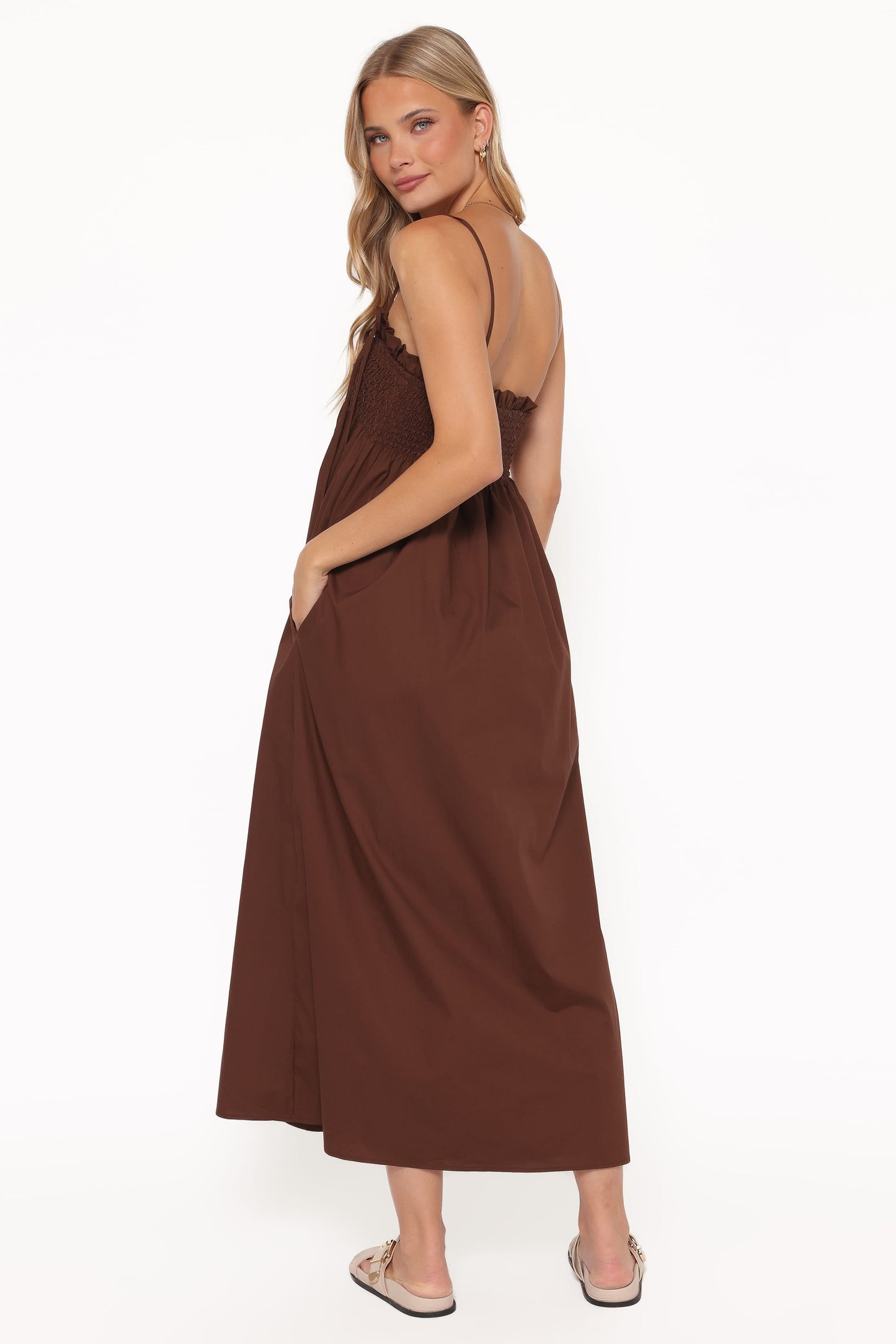 Vestido maxi marrón escote cuadrado | Fluidez y estilo
