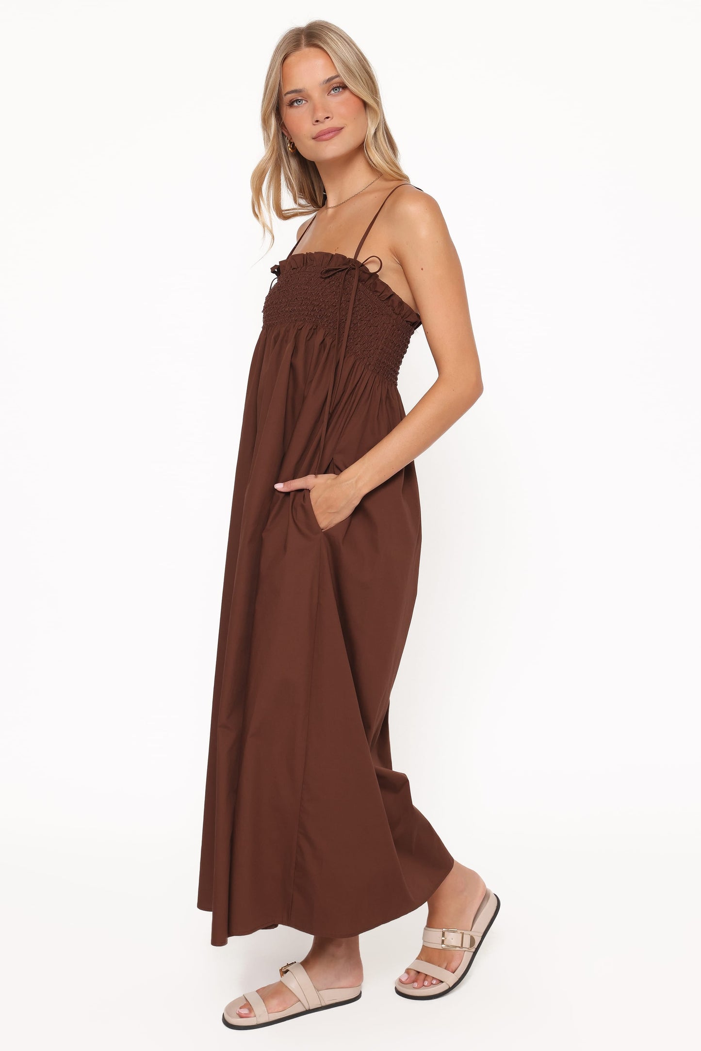 Vestido maxi marrón escote cuadrado | Fluidez y estilo
