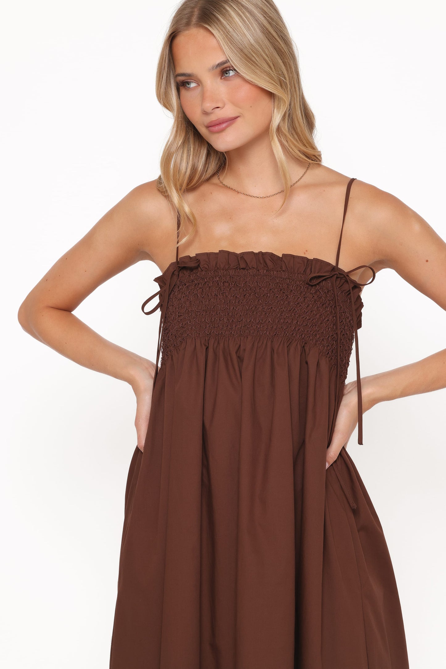 Vestido maxi marrón escote cuadrado | Fluidez y estilo