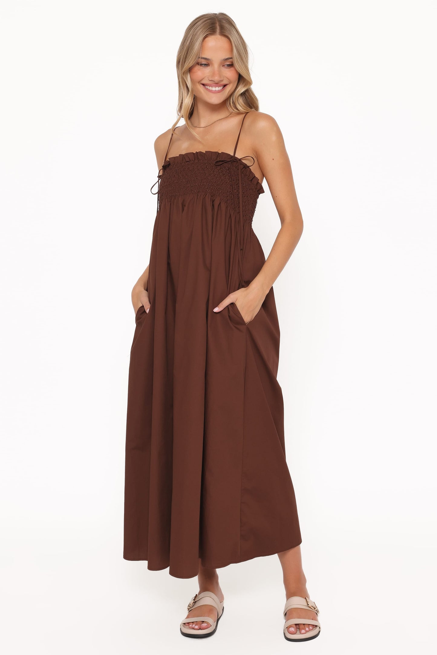 Vestido maxi marrón escote cuadrado | Fluidez y estilo