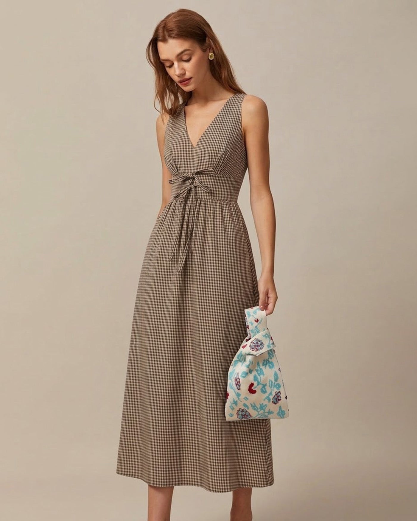 Vestido maxi cuadros marrón escote V | Estampado atemporal