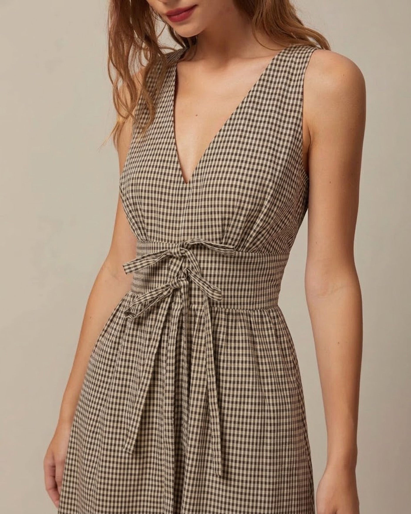 Vestido maxi cuadros marrón escote V | Estampado atemporal