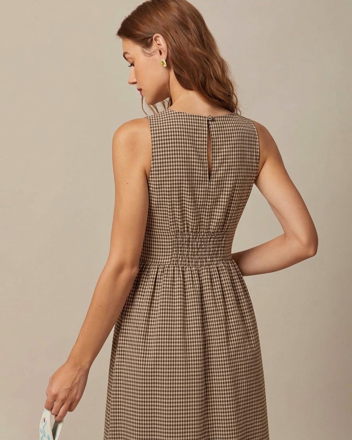 Vestido maxi cuadros marrón escote V | Estampado atemporal